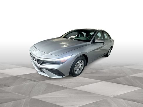 Used 2026 Hyundai Elantra SE FWD image 4