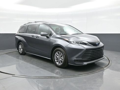 Used 2025 Toyota Sienna LE w/ LE Plus Package image 1