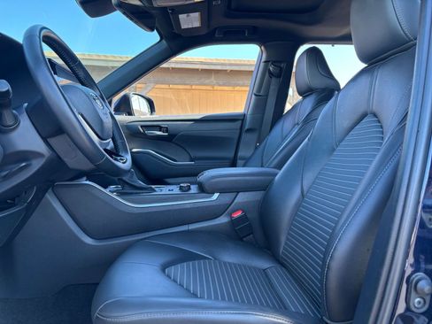 Used 2025 Toyota Highlander XSE image 28