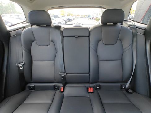 Used 2025 Volvo XC60 B5 Plus image 21