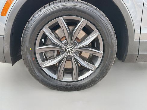 Used 2022 Volkswagen Tiguan SE image 41