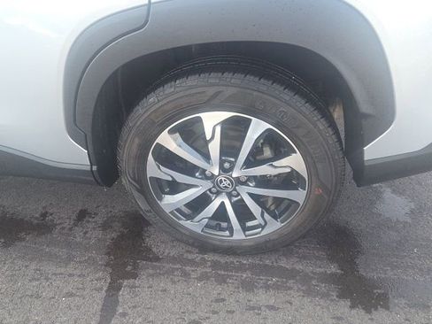 Used 2024 Toyota Corolla Cross XLE w/ Convenience Package image 17