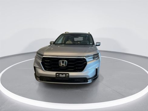 Used 2024 Honda Pilot Touring image 3