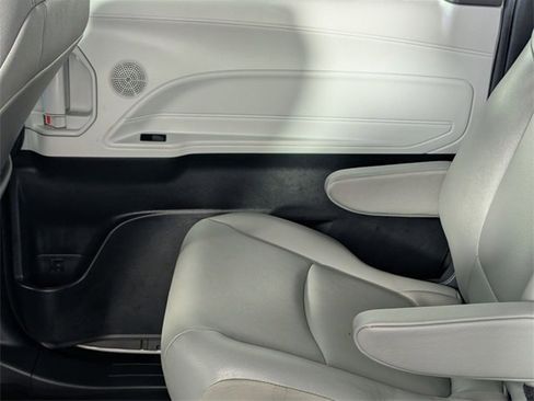 Used 2025 Toyota Sienna XLE image 28