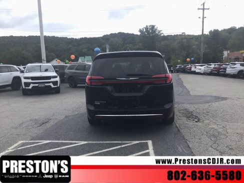 Used 2024 Chrysler Pacifica Touring-L FWD image 4