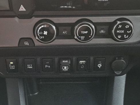 Used 2018 Toyota Tacoma TRD Sport w/ Technology Package RWD image 14