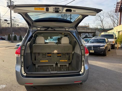 Used 2014 Toyota Sienna XLE image 30