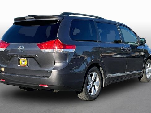 Used 2014 Toyota Sienna LE FWD image 2
