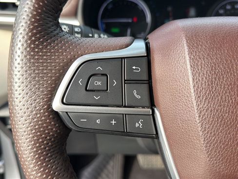 Used 2023 Toyota Sienna Platinum FWD image 22