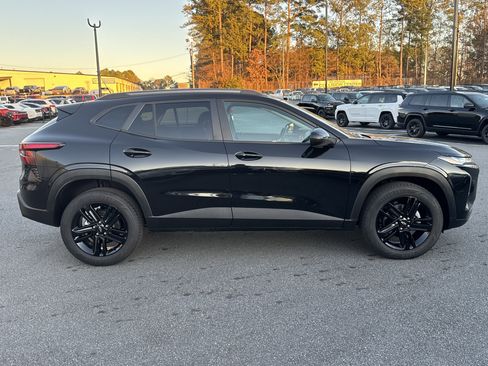 Used 2025 Chevrolet Trax ACTIV image 2