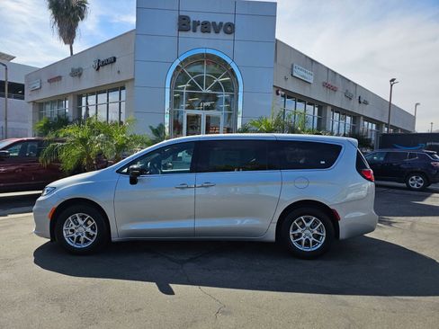 New 2026 Chrysler Pacifica Select image 4