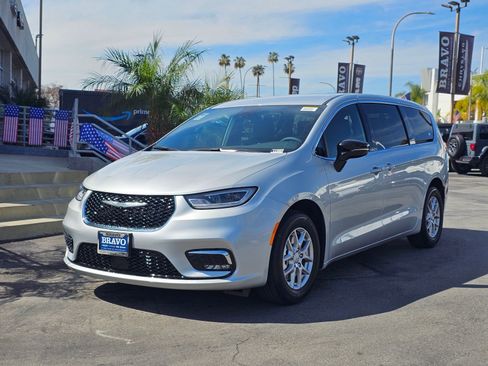 New 2026 Chrysler Pacifica Select image 3