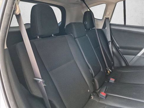 Used 2018 Toyota RAV4 LE FWD image 18