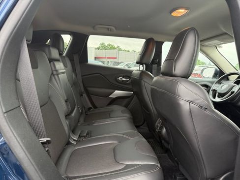 Used 2018 Jeep Cherokee Latitude Plus w/ Cold Weather Group AWD/4WD image 16