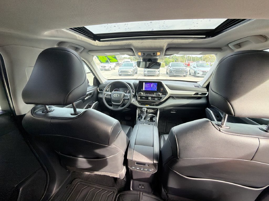 Used 2024 Toyota Highlander XLE FWD image 11