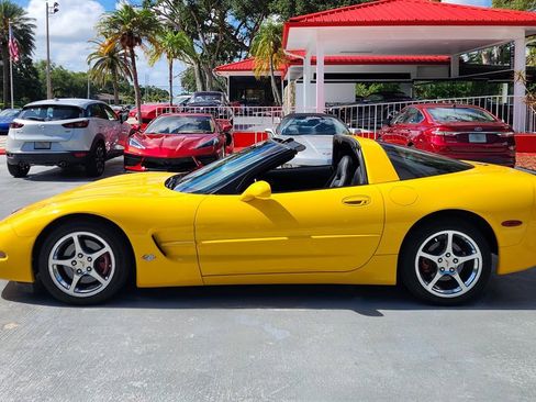Used 2004 Chevrolet Corvette Coupe w/ Preferred Equipment Group RWD image 5