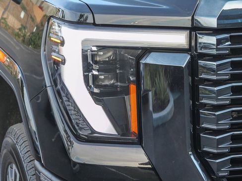 Used 2024 GMC Sierra 2500 Denali Ultimate AWD/4WD image 4