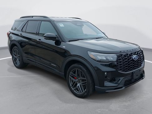Used 2025 Ford Explorer ST-Line w/ Premium Package image 3
