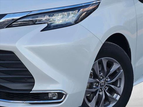 Used 2023 Toyota Sienna XLE image 4