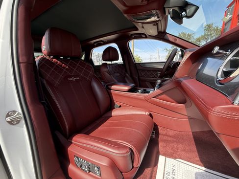 Used 2021 Bentley Bentayga V8 w/ First Edition Specification image 22