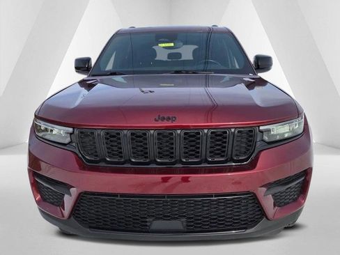 Used 2022 Jeep Grand Cherokee Altitude AWD/4WD image 2