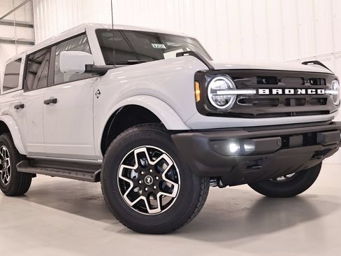 New 2026 Ford Bronco Outer Banks AWD/4WD image 32