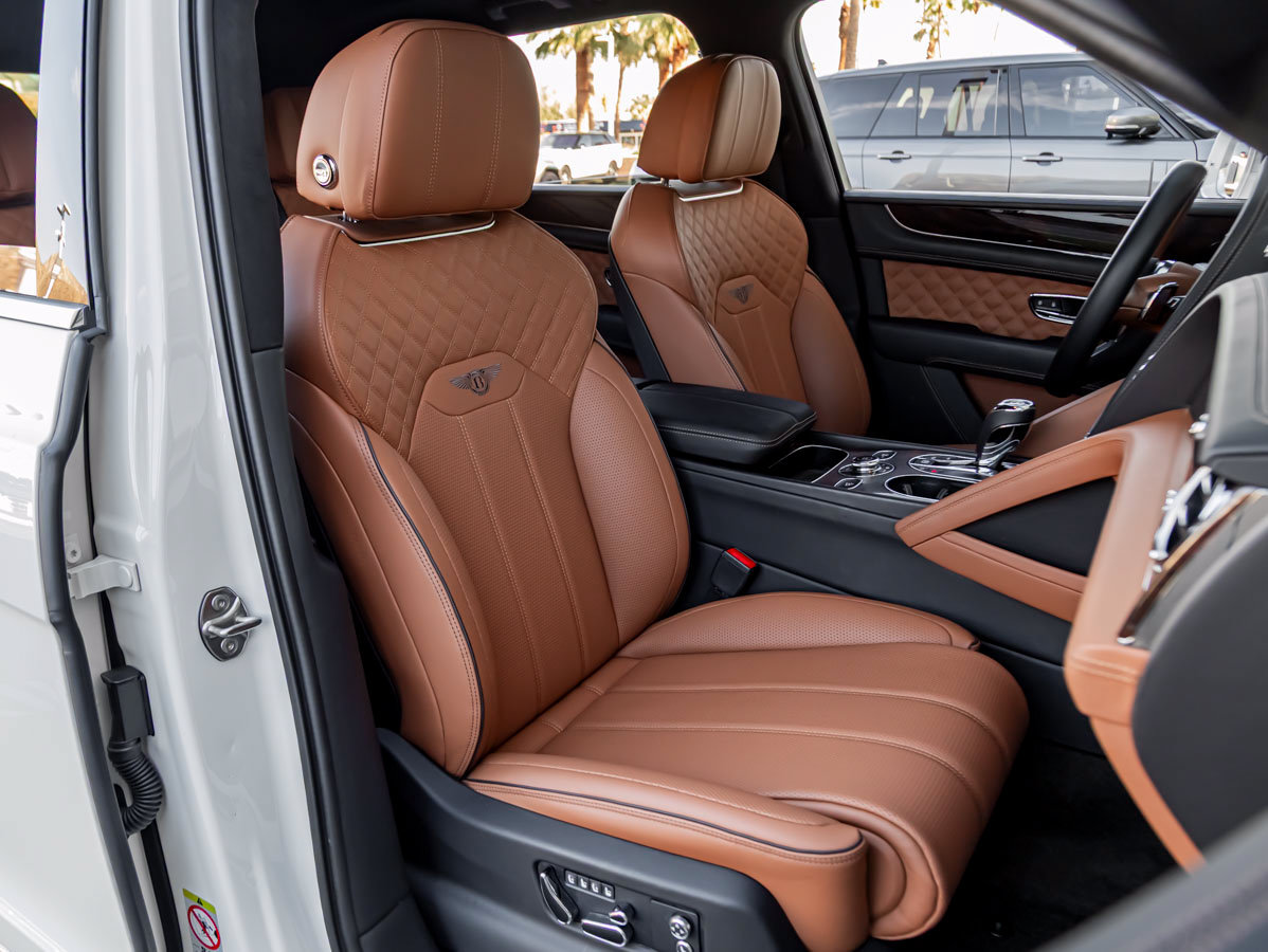Used 2023 Bentley Bentayga Plug-In Hybrid AWD/4WD image 40