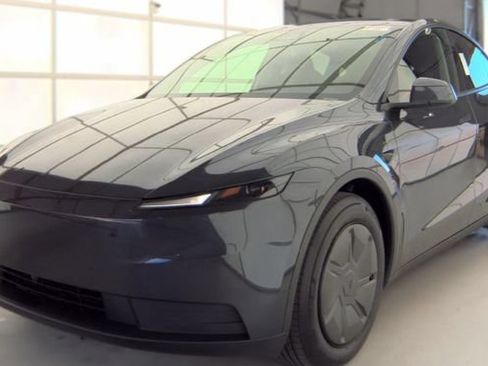 Used 2026 Tesla Model Y AWD image 3