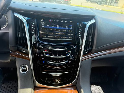 Used 2019 Cadillac Escalade Luxury AWD/4WD image 24