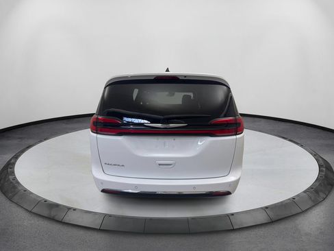 Used 2025 Chrysler Pacifica Select FWD image 6