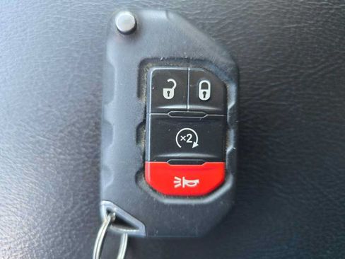 Used 2019 Jeep Wrangler Unlimited Sahara w/ Advanced Safety Group AWD/4WD image 21