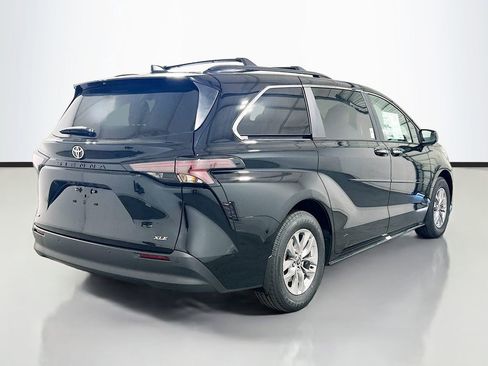 New 2026 Toyota Sienna XLE FWD image 4