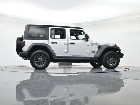 Used 2024 Jeep Wrangler Unlimited Rubicon AWD/4WD image 37
