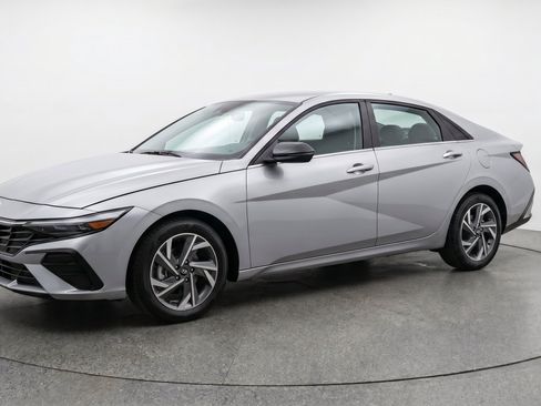 Used 2025 Hyundai Elantra Limited FWD image 3