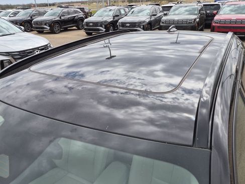 Used 2023 Volvo XC40 B5 Plus image 8