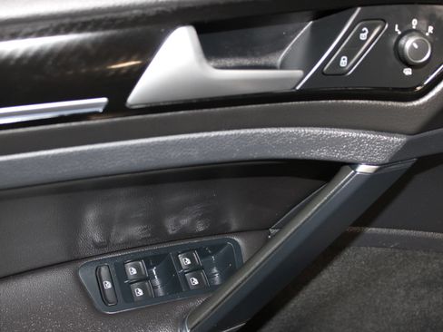 Used 2016 Volkswagen Golf R 4-Door AWD/4WD image 10