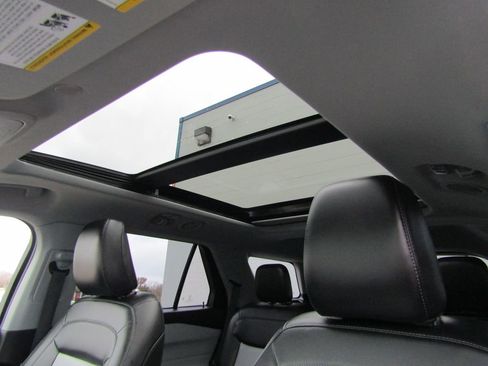 Used 2022 Ford Explorer XLT w/ Equipment Group 202A image 11