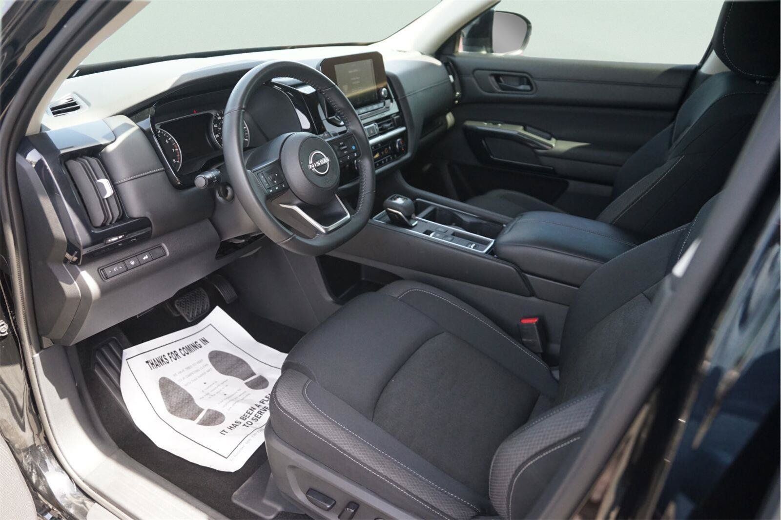 Used 2025 Nissan Pathfinder SV FWD image 8