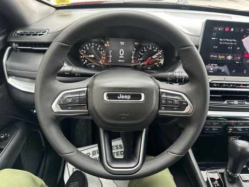 Used 2023 Jeep Compass Limited AWD/4WD image 2
