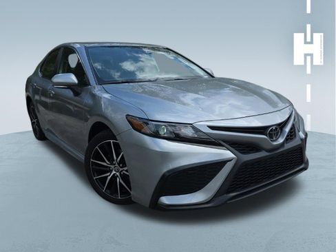 Used 2024 Toyota Camry SE image 1