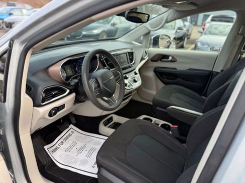 Used 2023 Chrysler Voyager LX FWD image 10