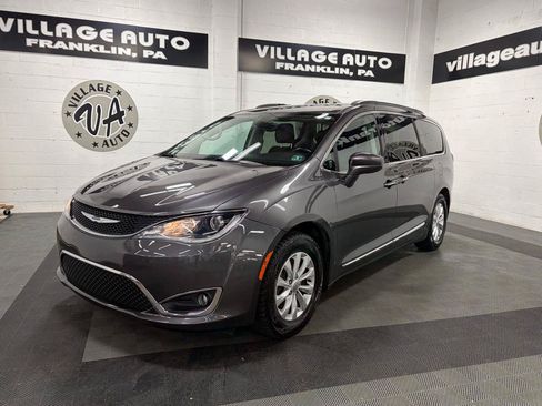 Used 2017 Chrysler Pacifica Touring-L FWD image 6