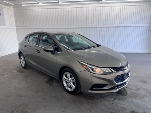 Used 2018 Chevrolet Cruze LT w/ Convenience Package FWD image 3