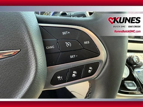 Used 2023 Chrysler Pacifica Touring-L FWD image 18