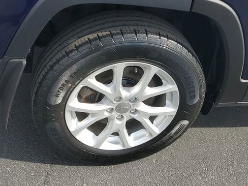 Used 2016 Jeep Cherokee Latitude w/ North All-Season Group AWD/4WD image 5