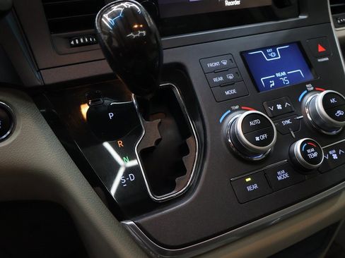 Used 2017 Toyota Sienna XLE image 21