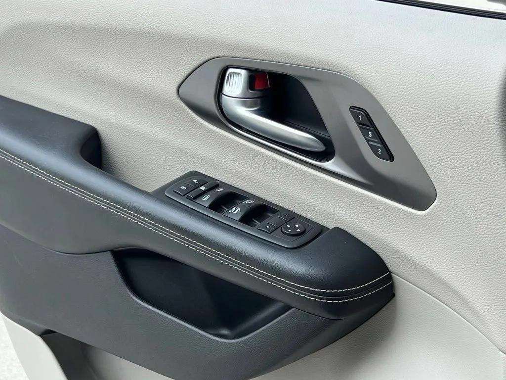 Used 2021 Chrysler Pacifica Touring-L FWD image 23