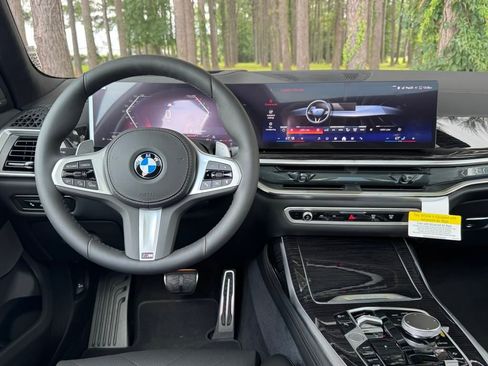 Used 2026 BMW X7 xDrive40i w/ M Sport Package image 3