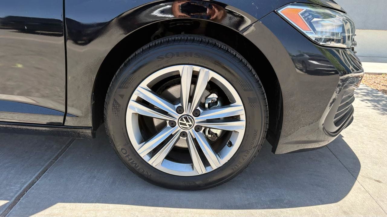 Used 2024 Volkswagen Jetta SE FWD image 2
