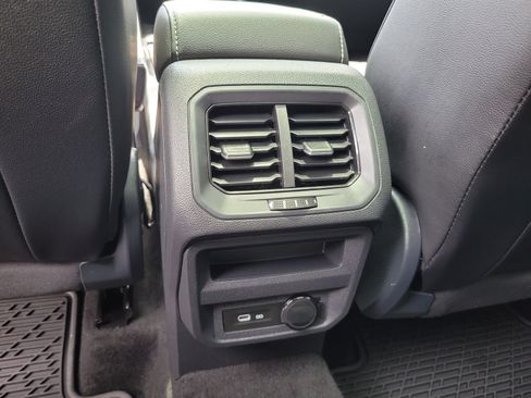 Used 2024 Volkswagen Tiguan SE FWD image 12